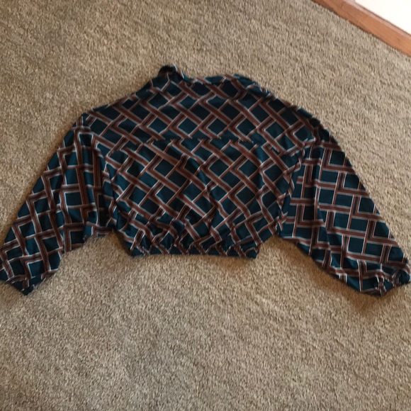 Cropped patterned v-neck Blouse - Picture 2 of 3